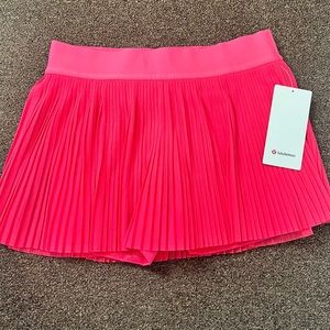 Never worn Lululemon mesh pleated mid-rise tennis skirt